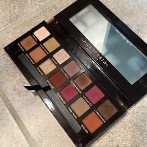 Modern renaissance eye shadow palette